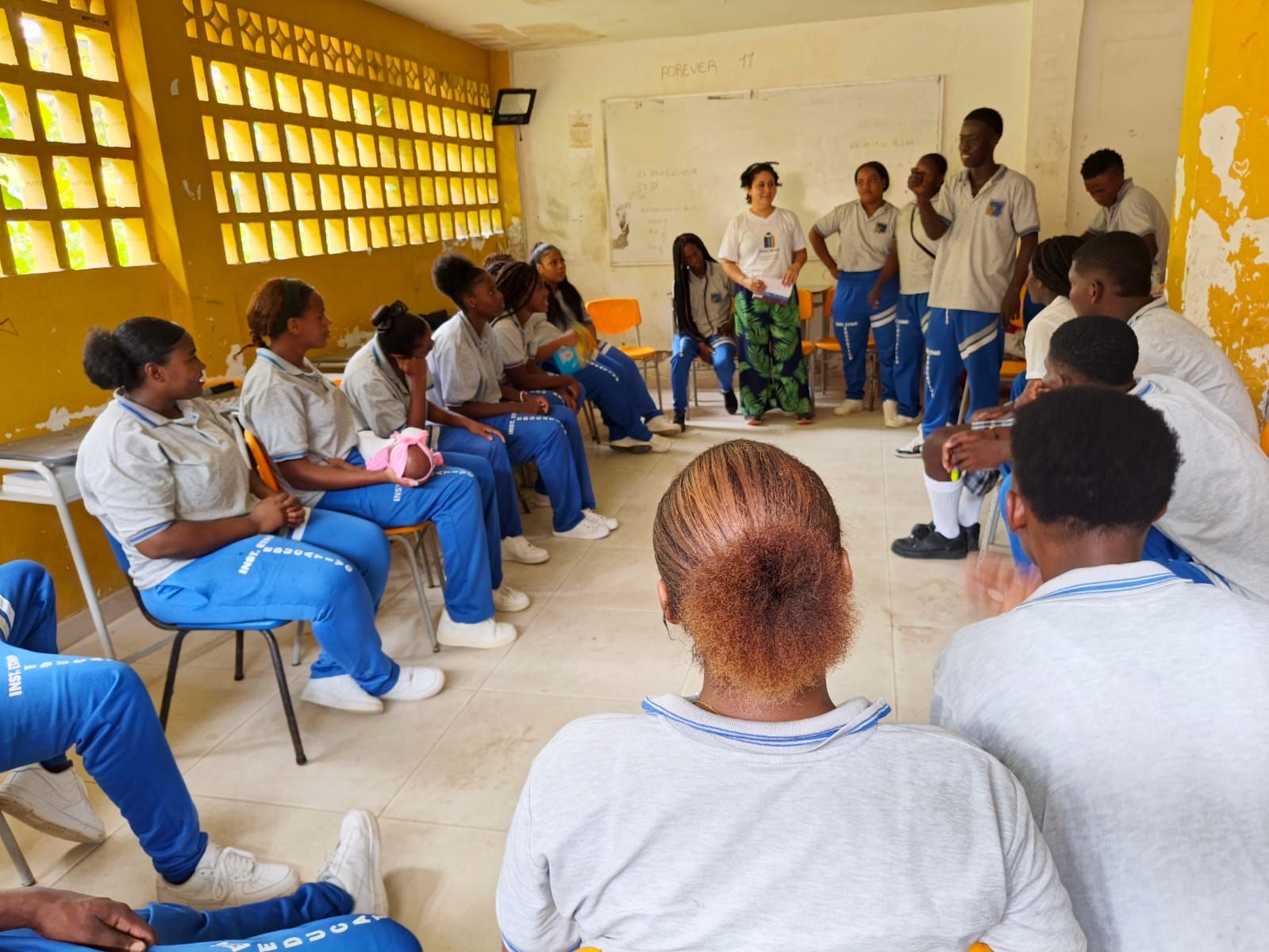 Dalba Natalia Linares, de Educapaz, en un círculo con estudiantes de la IER Etnoeducativa Puerto Saija